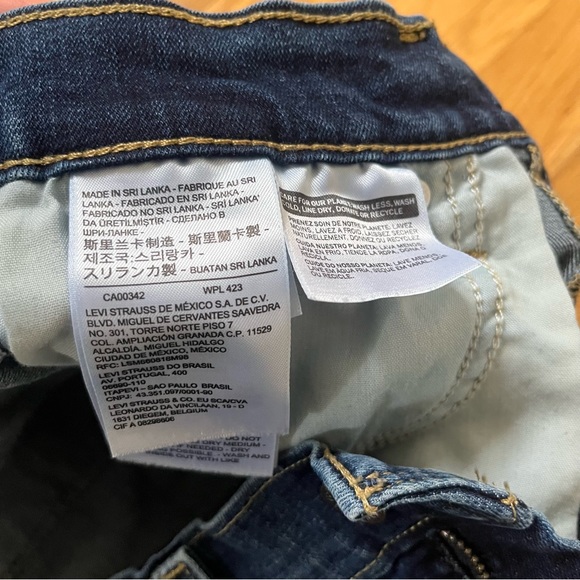 EUC Levi’s mid length shorts, medium wash, size 26 - Picture 5 of 5